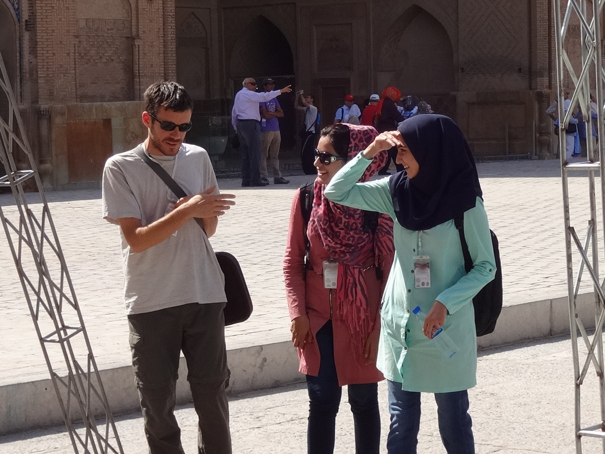 pierre_is_not_that_interested_by_the_jameh_mosque.jpg